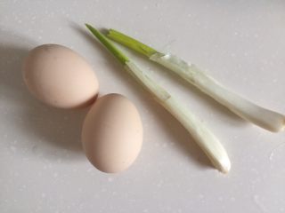 玉米干粮,准备鸡蛋和大葱