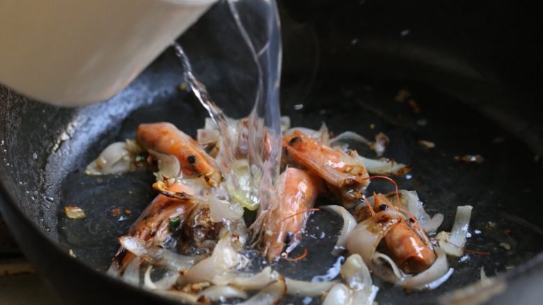 海鲜咖喱乌冬面,锅内加入焯海鲜的汤汁，能没过食材为宜。