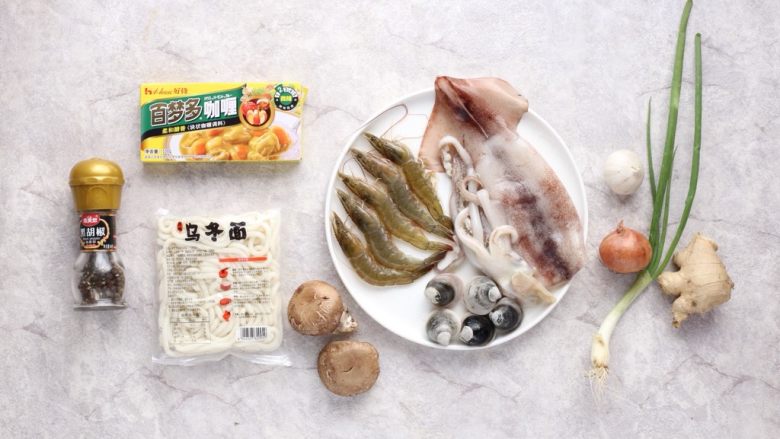 海鲜咖喱乌冬面,准备好所需食材和调味。