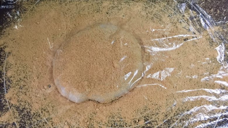 北京+驴打滚,把糯米团放在揉面垫上，再撒一些黄豆粉防粘，铺上一张保鲜膜，也是为了防粘，因为没有加油的糯米蒸熟了真的特别粘。