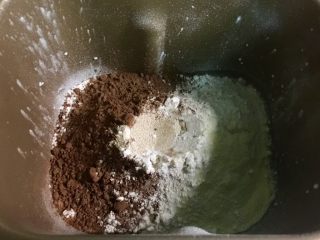 网红甜品+脏脏包,在面粉顶部掏一个洞，倒入酵母，避免酵母直接和糖接触。好后把面包桶卡入面包机，启动和面程序，揉15分钟。