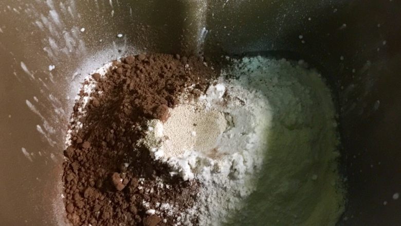 网红甜品+脏脏包,在面粉顶部掏一个洞，倒入酵母，避免酵母直接和糖接触。好后把面包桶卡入面包机，启动和面程序，揉15分钟。