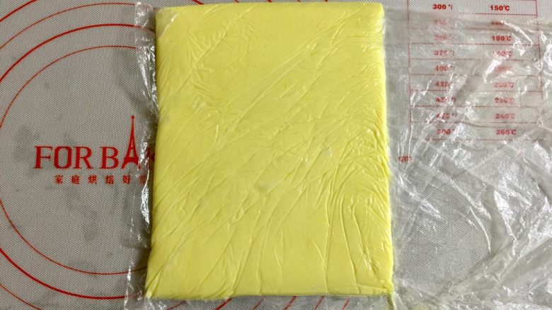 网红甜品+脏脏包,120克B黄油室温软化后，装入中号保鲜袋，擀成16*12公分的长方形黄油片，放入冰箱冷藏备用。