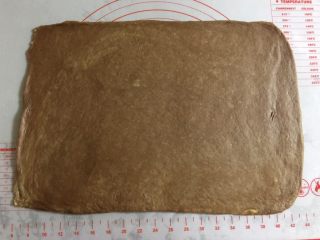 网红甜品+脏脏包,冷藏好的面片取出，擀开，擀成方形的薄片，大约35*25公分。