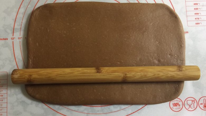 网红甜品+脏脏包,用擀面杖把面团擀成长方形，约28*18公分。