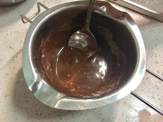 网红甜品+脏脏包,把黑巧克力隔热水加热融化，加入淡奶油，调成甘纳许。