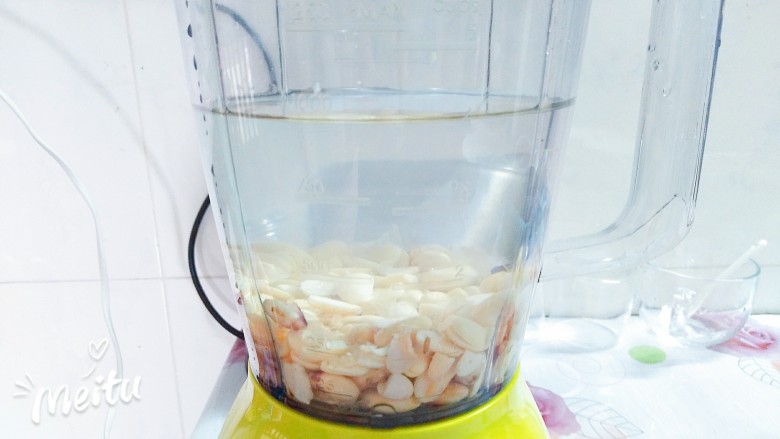 豆腐花捞蜜豆,将泡好的黄豆放入豆浆机里，加入一千毫升水，搅打两分钟左右，直至黄豆打至细腻即可！