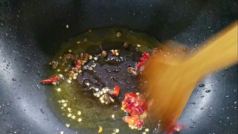 小炒肉,温油，下入干辣椒，花椒，豆豉，小火慢慢不煸香。