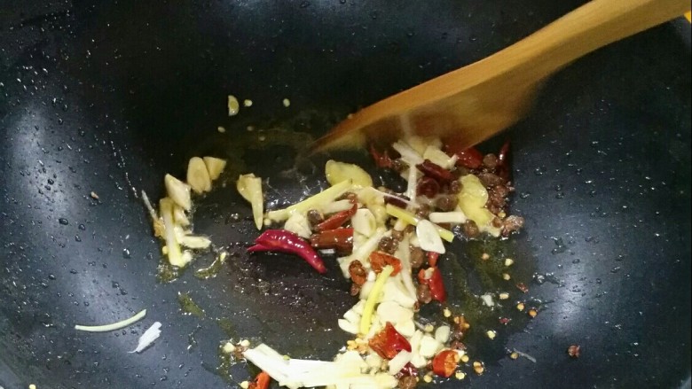 小炒肉,待干辣椒开始变黄的时候加入葱姜蒜爆香。