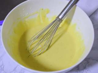 香蕉蔓越莓戚风蛋糕,加入玉米油搅拌均匀。在过筛低筋面粉，翻拌均匀。