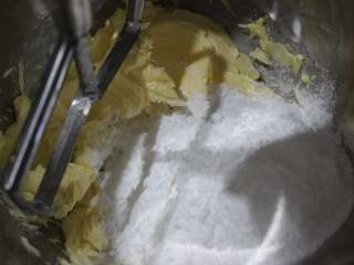 圣诞花环曲奇~UKOEO风炉制作,黄油略打一下后，加入糖粉和盐打发。打到糖粉融化。