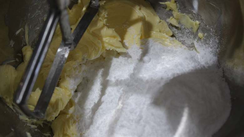 圣诞花环曲奇~UKOEO风炉制作,黄油略打一下后，加入糖粉和盐打发。打到糖粉融化。