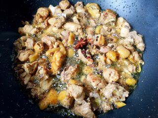 吃鸡+香辣干煸鸡,放入花椒和八角炒香。