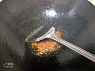 私房酱爆猪肝,锅里热油放豆瓣酱炒出红油