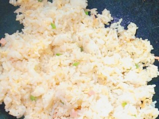 元宝蛋包饭,米饭加入青椒素肠，炒好出锅
