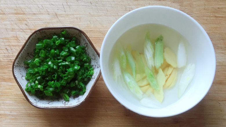 乡味+正宗温州鱼丸汤,先将姜切片、葱白切小段，放适量温开水泡上备用；葱叶切葱花。