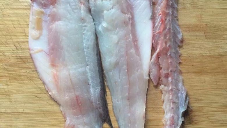 乡味+正宗温州鱼丸汤,从鱼的脊背部入刀，剔除鱼头、鱼骨。