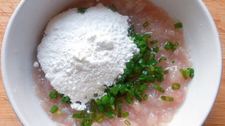 乡味+正宗温州鱼丸汤,再加入葱花和番薯淀粉。（淀粉和鱼肉的比例是1:5）