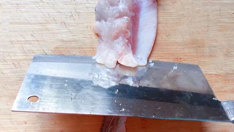 乡味+正宗温州鱼丸汤,用刀刮出纯鱼肉，去除鱼皮不要。 
