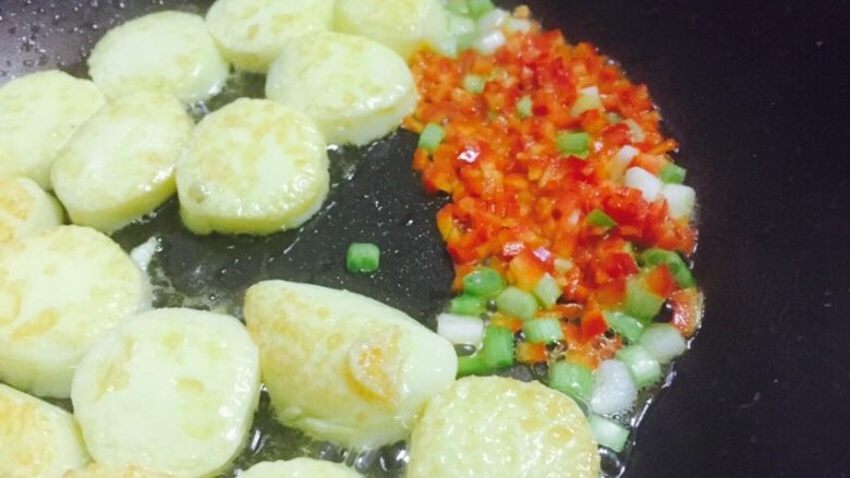 详细版日本豆腐煎蛋,加入切好的葱头跟甜椒丁翻炒