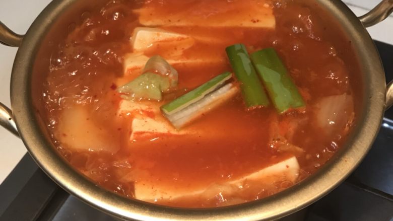 辣白菜豆腐汤,最后放入葱花，出锅