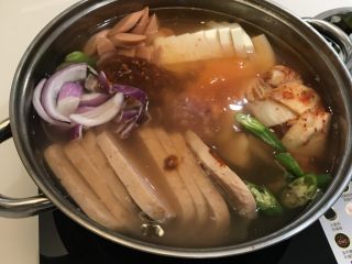 韩国料理部队火锅,汤煮好后，把食材捞出，要空汤，将空汤倒入锅内