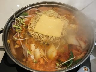 韩国料理部队火锅,煮开后，放入年糕，放入豆芽，放入拉面（喜欢的可以放芝士）煮开就可以吃了

