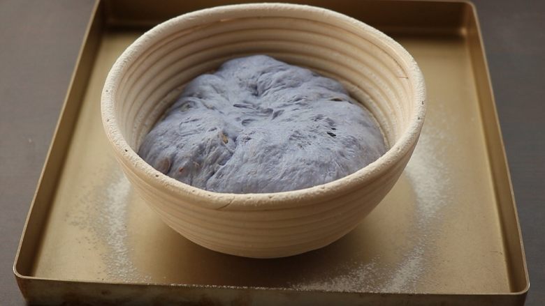 全麦星空软欧,将面团收口朝上，放入藤篮，进烤箱发酵，放热水确保湿度