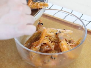 【美善品】避风塘炒虾,烹饪结束后，把虾放入碗中备用，汤汁和油可以留着煮面条。