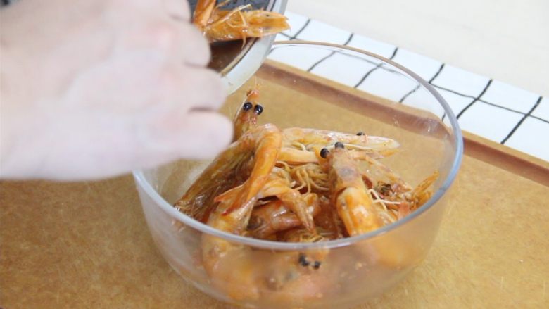 【美善品】避风塘炒虾,烹饪结束后，把虾放入碗中备用，汤汁和油可以留着煮面条。
