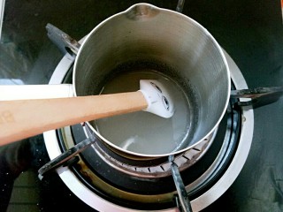 麋鹿马卡龙,材料C中的清水和细砂糖倒入小锅中小火加热至116度（制作时的湿度低于75%，所以糖浆不要超过116度）。 