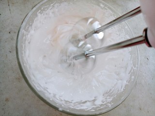 麋鹿马卡龙,待糖水达到116度时关火，慢慢的倒入蛋清中，边倒边用打蛋器搅打。混合均匀后再打2分钟左右，提起打蛋头成尖角状。 