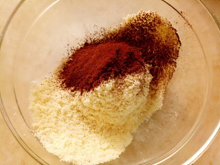 麋鹿马卡龙,把材料A中的杏仁粉、可可粉和糖粉过筛混合均匀。 