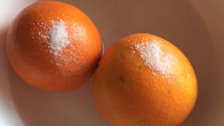 糖渍橙皮,橙子用盐搓洗干净，要选择不打蜡的橙子，打蜡的皮是洗不干净的