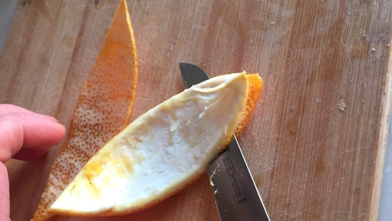 糖渍橙皮,吃完的橙子，用小刀把里面的那一层白瓤剃掉，剃的干干净净，注意用刀要小心，别伤了自己