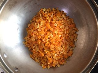 糖渍橙皮,橙皮全部拿出来放入干净的无水无油锅里
