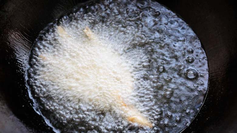 干炸黄金沙丁鱼  外酥里嫩色泽金黄营养好,锅内放适量油，锅小的也可以分成两次来炸，油温六七成热，下入沙丁鱼能迅速冒泡就好。目的是让沙丁鱼外表迅速结壳，这样内部还会保持鲜嫩。