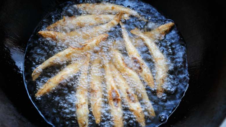 干炸黄金沙丁鱼  外酥里嫩色泽金黄营养好,炸到鱼身表面金黄，就可迅速捞出控油。