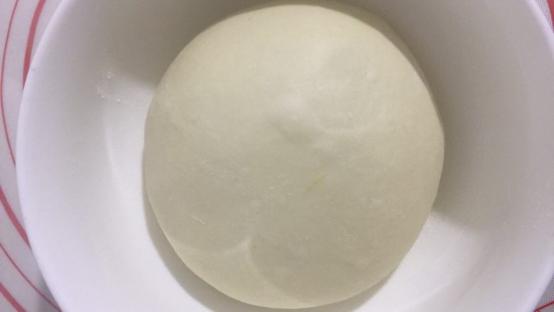 奶香土豆泥餐包,取出面团稍微整形滚圆放入碗中准备进行一发，26-28度，时间大概60-90分钟内，