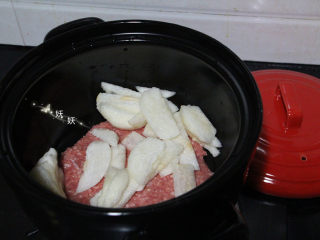 雪梨肉饼汤,大火烧开，小火煮上20分钟即可，出锅前尝下味道，再添加少量的盐即可。