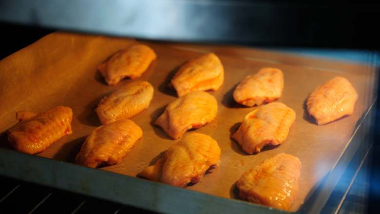 新奥尔良烤翅 没法再简单的美食 秒杀快餐店,鸡翅放入预热好的烤箱中。