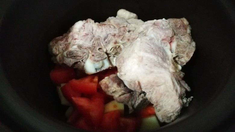 猪骨红菜汤,加入猪脊骨