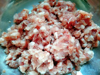 猪肉芹菜饺子,五花肉一斤，剁成肉馅儿备用