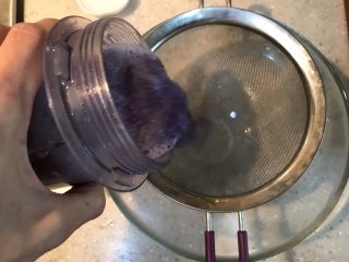 梦幻星空粉丝,紫甘蓝放料理机打碎滤汁备用
