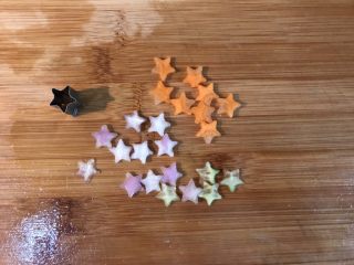 梦幻星空粉丝,用模具切出星星造型，我用了胡萝卜、黄瓜和洋葱，你可以选别的食材