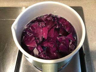 梦幻星空粉丝,锅里烧开水，放入紫甘蓝煮两分钟
