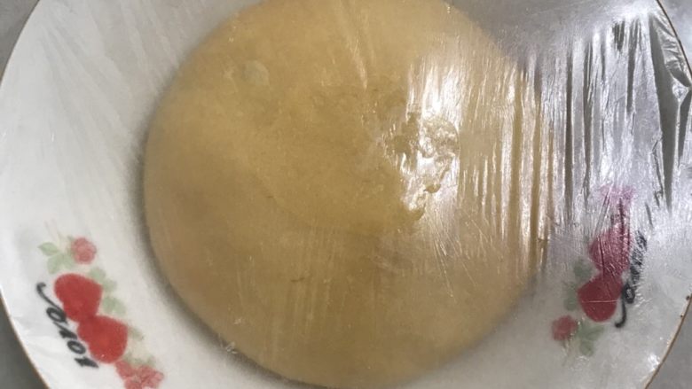 南瓜烫种炼乳吐司,5 拿出来整圆放在碗里盖上保鲜膜，放在简易发酵箱温度控制在27 度一发。