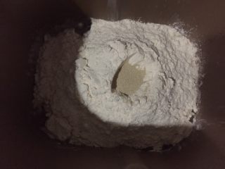 全麦坚果软欧,再把面粉倒入面包机，中间挖洞放酵母