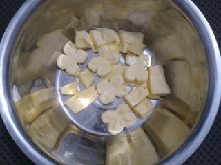 超美味黄油曲奇,两个黄油混合，软化到可以用手按出坑。使用两种黄油可以增加风味儿。