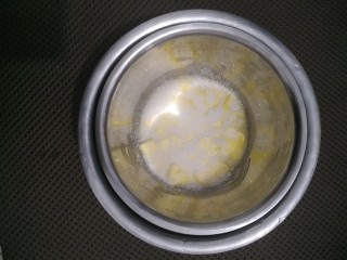 超美味黄油曲奇,黄油中加入糖底下垫一盆温水准备打发